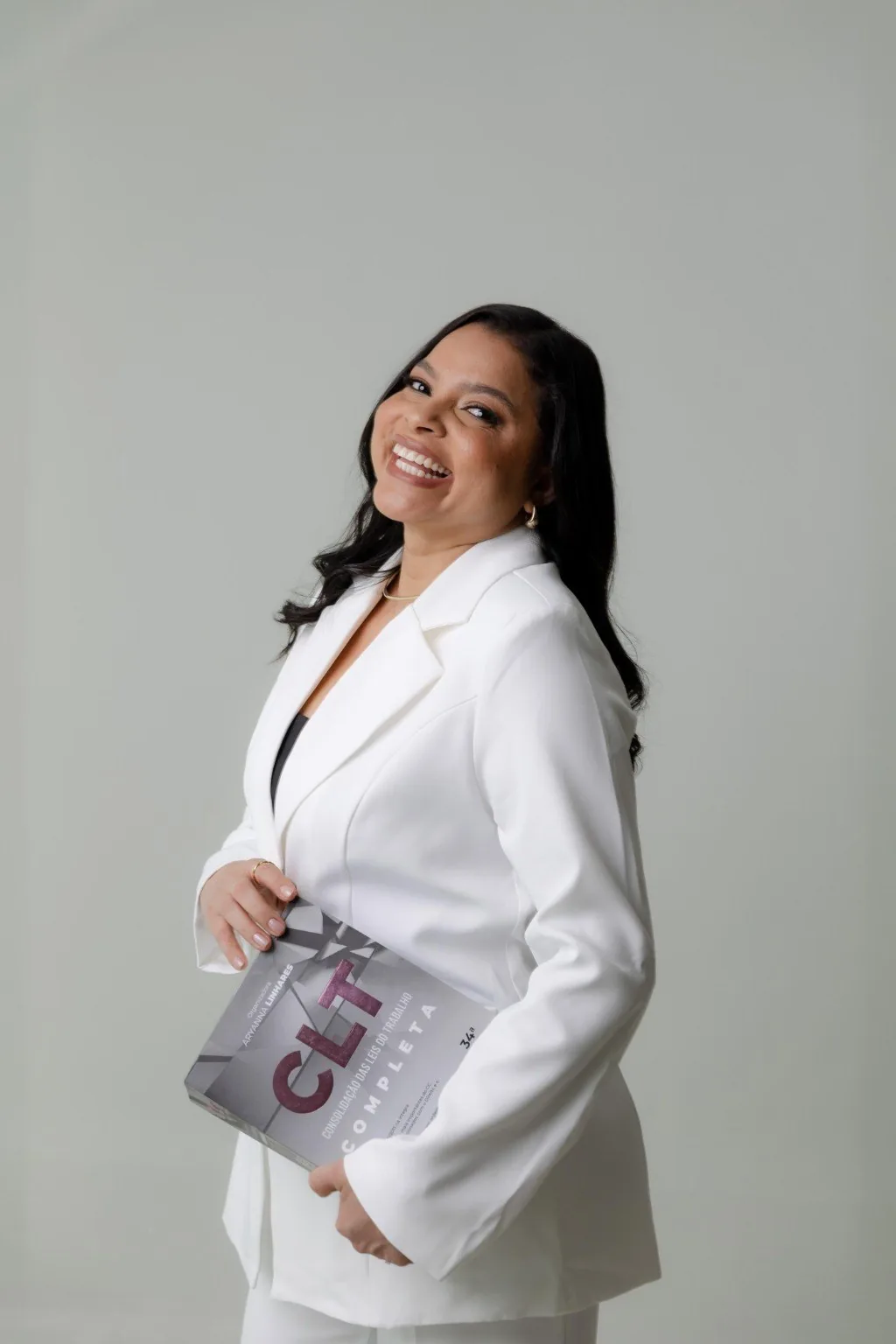 Leílza Cardoso com livro da legislação trabalhista